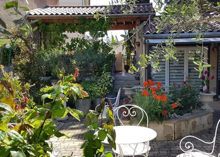 Maison d'Hôtes et Roulotte Le 6 Bis